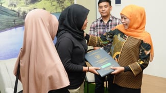 Senyum Haru Ibunda Tyas, Ijazah Anaknya Tak Lagi Ditahan Berkat Khofifah