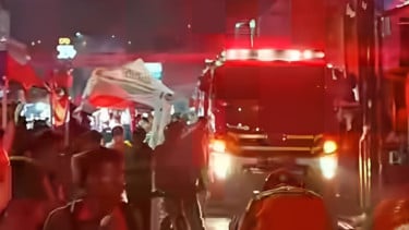 Penanganan kebakaran restoran ayam taliwang di pasar lama tangerang dan evakuasi 6 korban luka oleh BPBD Tangerang