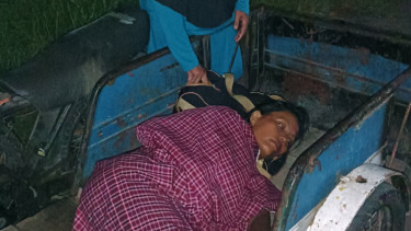 Desi Erianti saat dibawa kembali ke rumah menggunakan becak motor