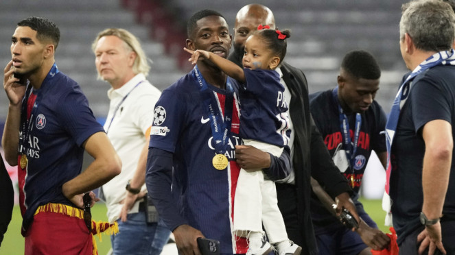 Jugador de PSG, Austman Dumbele y su hija
