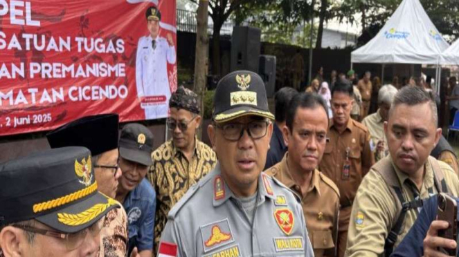 The mayor of Bandung, Muhammad Farhan, by giving information in the city of Bandung.