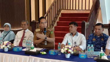 Wali Kota Medan Rico Waas saat beri keterangan pers soal camat dan lurah yang positif narkotika.(B.S.Putra/VIVA)