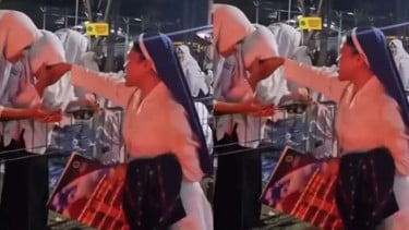 Santriwati dengan suster katolik