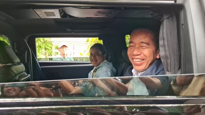 Jokowi dan Iriana saat akan tinggalkan kediaman pribadinya di Solo.