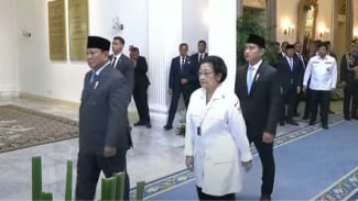  Rocky Gerung Soroti Gestur Gibran Saat Jalan di Belakang Prabowo-Megawati, 2 Remaja Bunuh Terapis Ditangkap
