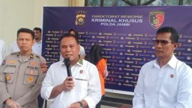 Foto : Wadir Ditreskrimsus Polda Jambi, AKBP Taufik Nurmandia Memberikan Keterangan Pelaku Penggelapan Uang 7,1 Miliar Rupiah 