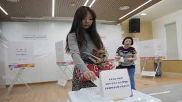 Seorang wanita di Korsel memberikan suaranya untuk Pemilu 2025 di Seoul