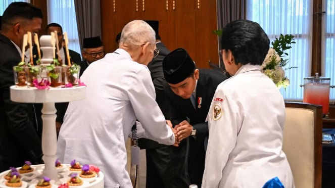 Momento del vicepresidente Gibran Salaman con el sexto vicepresidente de la República de Indonesia, prueba Sutrisno