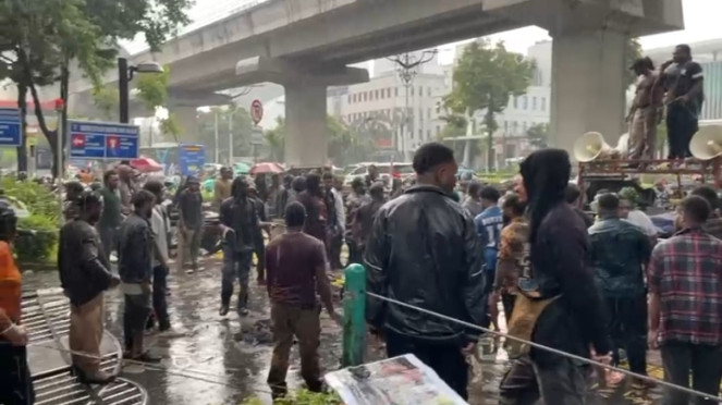 Docenas de masas de acción que sobrevivieron en medio de fuertes lluvias frente a la Oficina de Derechos Humanos de Indonesia