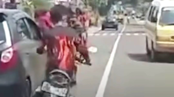Anggota ormas kawal ambulans berujung kecelakaan