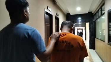 Tersangka IG diduga pelaku Sodomi 10 bocah digiring petugas