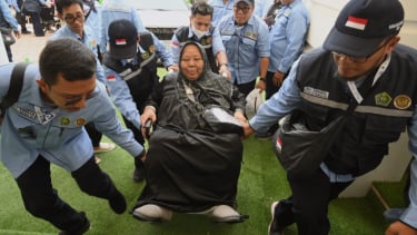 Petugas membantu jemaah yang ikut program safari wukuf