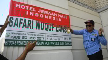 Petugas menyiapkan hotel transit untuk jemaah safari wukuf