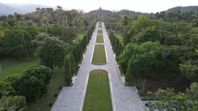 Borobudur Memukau Macron, Brantas Abipraya Beberkan Fakta Revitalisasi  

(Jika diperlukan, bisa ditambahkan subjudul atau pemformatan lain sesuai kebutuhan visual, contoh:)  

Keindahan Borobudur yang Memesona Presiden Prancis  
Proyek Revitalisasi oleh Brantas Abipraya: Rahasia di Balik Kesuksesan  

(Pastikan tidak ada teks tambahan seperti "Berikut judulnya:" atau penjelasan lainnya.)