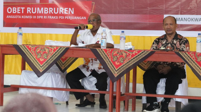 Miembro de la Comisión de la Cámara de Representantes IX Obet Rumbruren al socializar MBG en Manokwari Papua (especial)