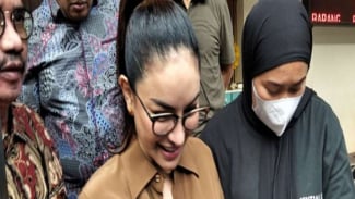 Momen Nikita Mirzani Diserahkan ke Kejaksaan, Tebar Senyum dan Tangan Tak Diborgol