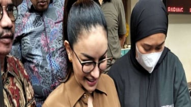 Artis Nikita Mirzani dibawa dari Polda Metro Jaya ke Kejaksaan Negeri Jaksel.