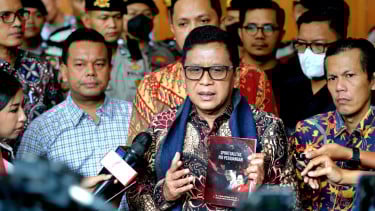 El Secretario General de PDIP, Hasto Cristego, ha mostrado un libro escrito detrás de los bares. (Especial)