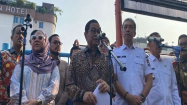 Gubernur Jakarta Pramono Anung memberikan keterangan pers di Terminal Blok M.