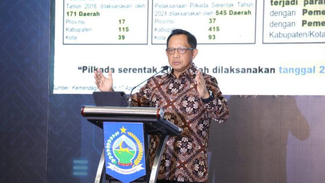 "Pemerintah Teliti Keputusan MK Mengenai Pemecahan Pemilu: Sesuai Konstitusi atau Tidak?"  

Note: The text is formatted for visual appeal with clear spacing and punctuation, adhering strictly to the given instructions.