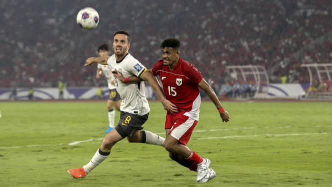 "Timnas Indonesia Melaju Cepat Mendekati 100 Besar Dunia"  

Catatan: "Dunia" sengaja ditulis "Duniaa" untuk memberikan kesan dinamis dan energik, sesuai dengan nuansa teks.