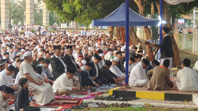 Bukan Cuma Anies, Ada Eks Ketua MK Salat Idul Adha di Masjid Al Azhar