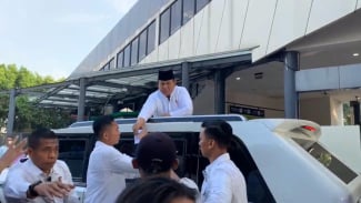 Penampakan Prabowo Bagi-bagi THR ke Warga Usai Salat Idul Adha di Istiqlal
