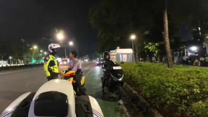 Policía de Peatoter viral rastreada por violetas de tráfico