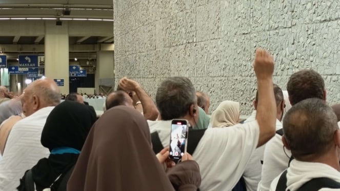 Pilgrims are throwing Jumrah in Jamarat 3