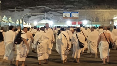 Jemaah mau lempar jumrah menuju Jamarat 3 di Mina, Arab Saudi