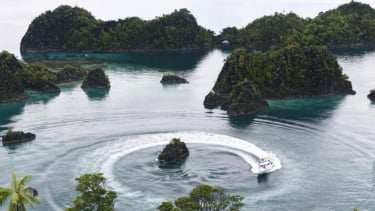 Perahu Boat melintasi kawasan wisata Piaynemo di Raja Ampat