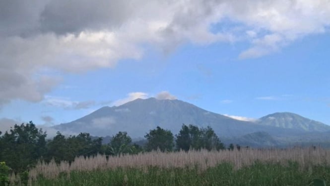 Gunung Raung Jember Erupsi Lagi dengan Letusan 400 Meter di Atas Puncak