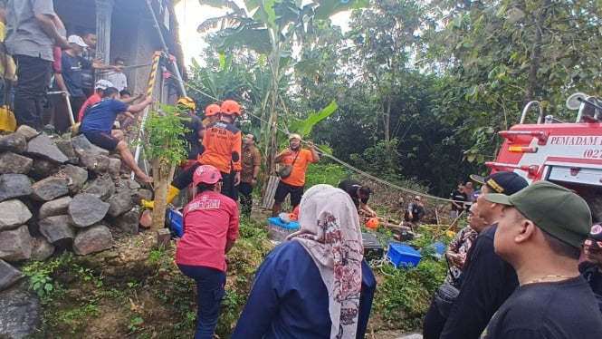 Detik-detik Tim SAR Berhasil Angkat Bocah 6 Tahun yang Jatuh ke Sumur Tua Sedalam 25 Meter