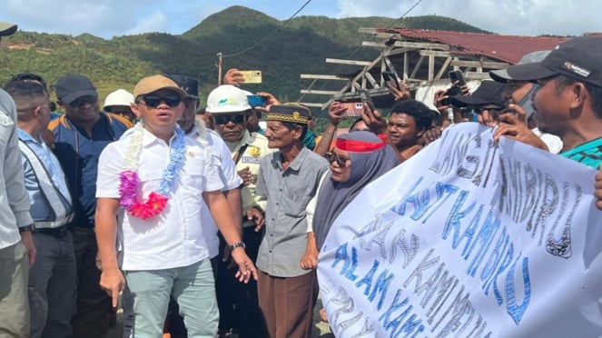 El Ministro de Energía y Recursos Minerales, Athail Lahalama, inspecciona las minas de níquel en la isla Gag en Gag Island