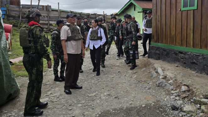 El Ministro de Defensa de Indonesia (Ministro de Defensa) Sjafrie Sjamsoeddin, junto con el Ministro de Finanzas de Indonesia (Ministro de Finanzas) Sri Mulyani Indrawati, realizó una visita de trabajo a áreas propensas a conflictos en Papua.