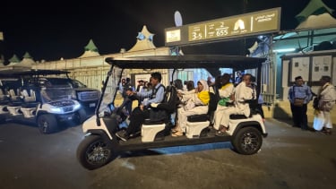 Ayudando a los peregrinos del auto de golf, Arabia Saudita