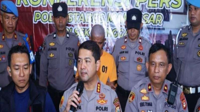 The Makass police chief commissioner, Pol Arya Perdana (medium), accompanied by his staff.
