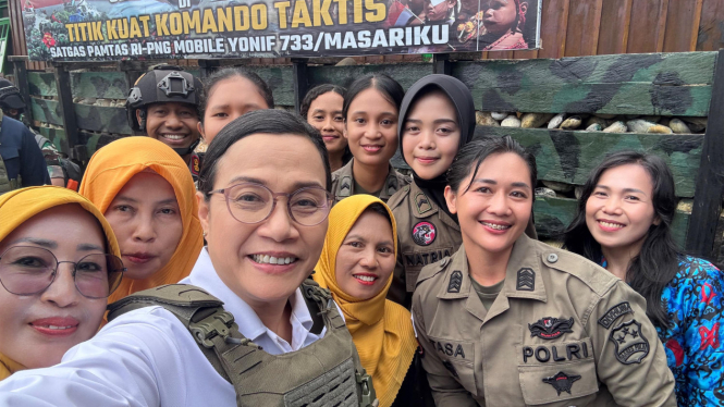 9 Polwan Melindungi Nyawa Sri Mulyani dan Sjafrie Sjamsoeddin saat Kunjungan ke Nduga Papua