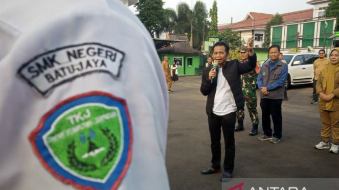 Purwakarta Regent, Saeful Bahri Binzein released dozens of students to the military barracks
