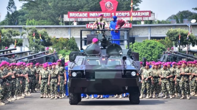 Viva Military: The wife of the March, the wife of the March.