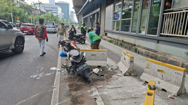 Satu motor ringsek usai terlibat kecelakaan di Jalan Rasuna Said, Setiabudi, Jaksel.