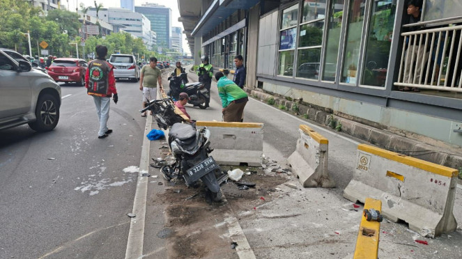Una motocicleta destrozada después de participar en un accidente sobre Jalan Rasuna dijo, Setiabudi, South Yakarta.
