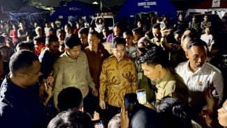 Malam-malam, Gibran Cek Kondisi Korban Kebakaran Kapuk Muara