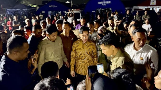 Wakil Presiden (Wapres) Gibran Rakabuming Raka mengecek kondisi warga terdampak kebakaran di Kapuk Muara, Penjaringan, Jakarta, Senin malam, 9 Juni 2025..