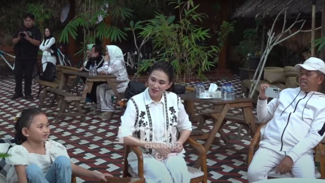 Sherly Tjoanda Berkunjung ke Dedi Mulyadi