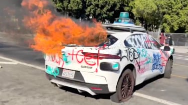 En los disturbios de Los Ángeles, Kamo Automatic Electric Car llevaba