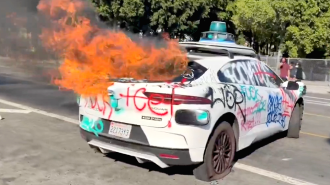 Autonomous Waymo The electric car caught fire during the riots in Los Angeles