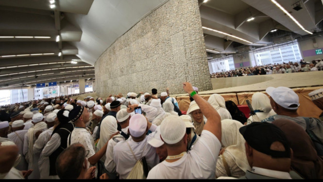 Jemaah lempar jumrah  di Jamarat, Mina, Arab Saudi