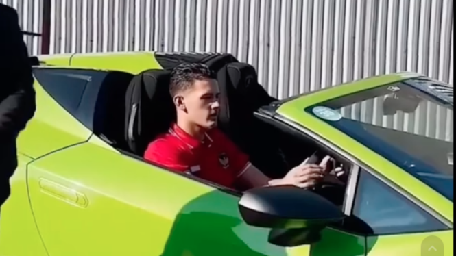 Justin Hubner duduk di balik kemudi Lamborghini Huracan Evo
