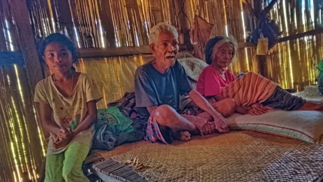 Fania bersama kakek dan neneknya di rumah mereka di Desa Rana Gapang, NTT